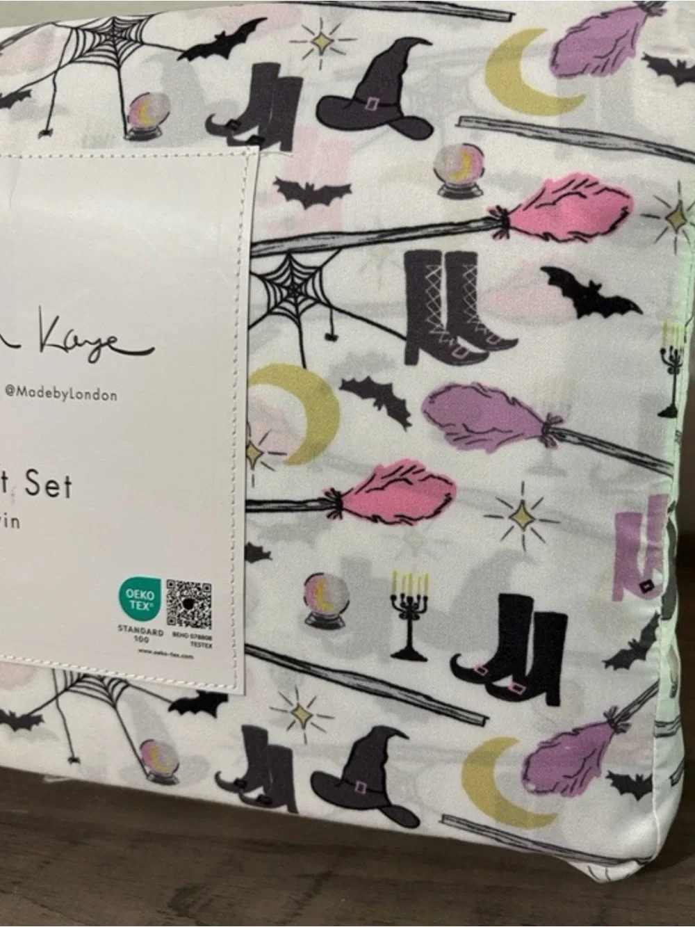New! LONDON KAYE Witches Boots, Bats TWIN SIZE HALLOWEEN Sheet